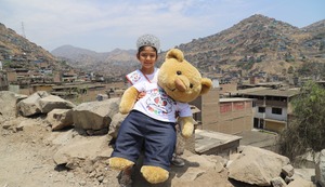 Pequeña campeona de acuatlón lleva sonrisas a los niños de Villa María del Triunfo
