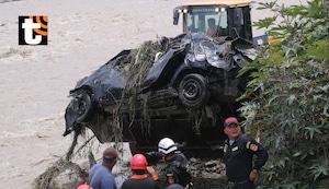 IMPACTANTE: El video del preciso instante en el que auto cae al río tras colapso del puente Chancay