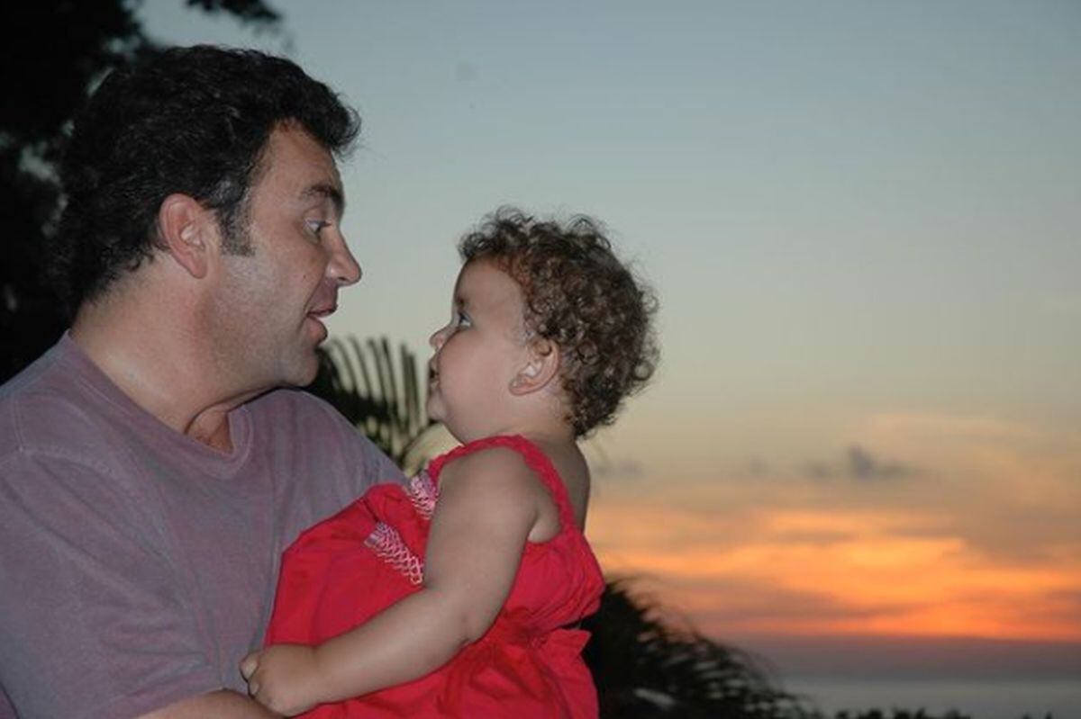 El cantante junto a su hija cuando era una bebé. (Foto: Lucero Mijares / Instagram)