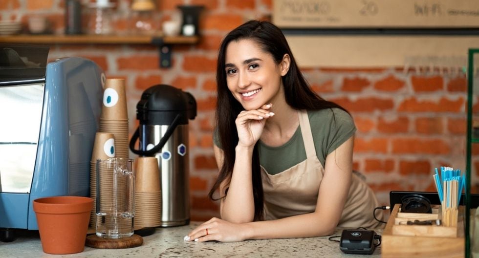 Reemplaza los focos convencionales por los LED, que consumen menos energía. Foto: iStock.