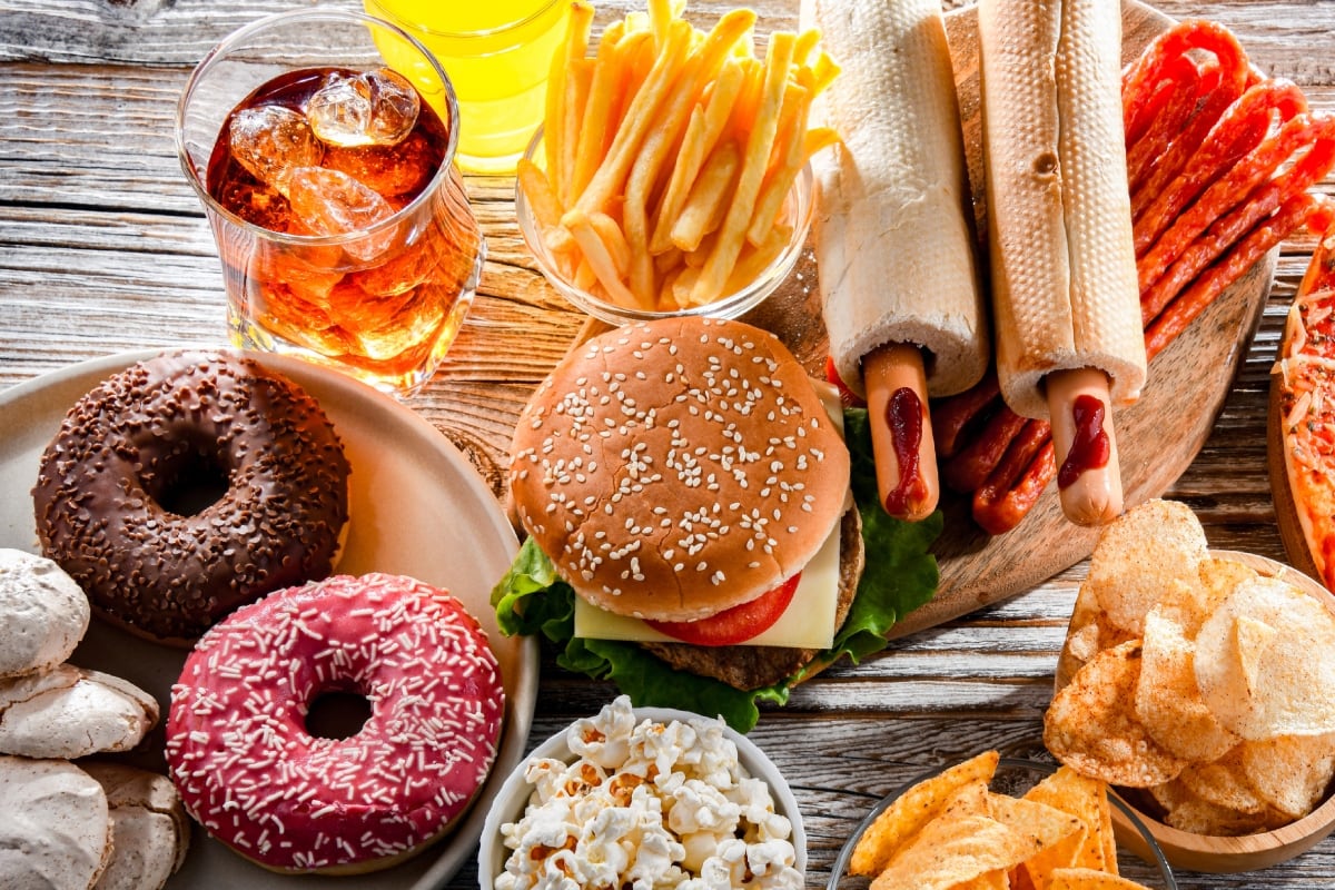 La comida rápida y los ultraprocesados encabezan la lista de alimentos que conviene moderar. Foto: Istock.