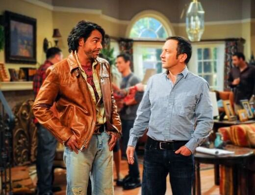 El actor Eugenio Derbez, vistiendo de casaca y vaqueros, junto a su colega humorístico Rob Schneider (Foto: Eugenio Derbez/Instagram)
