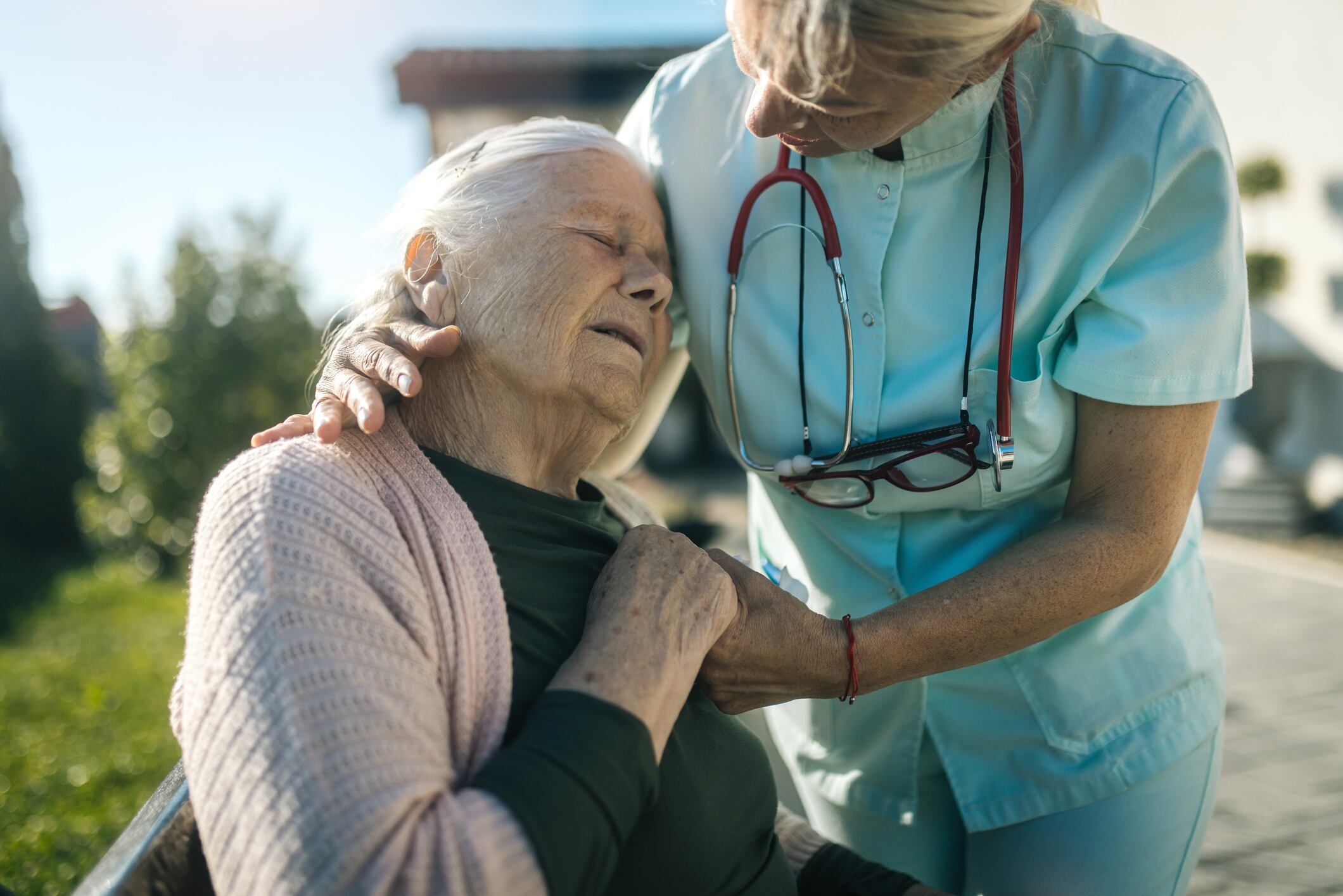 Adulta mayor desorientada. Foto: Istock