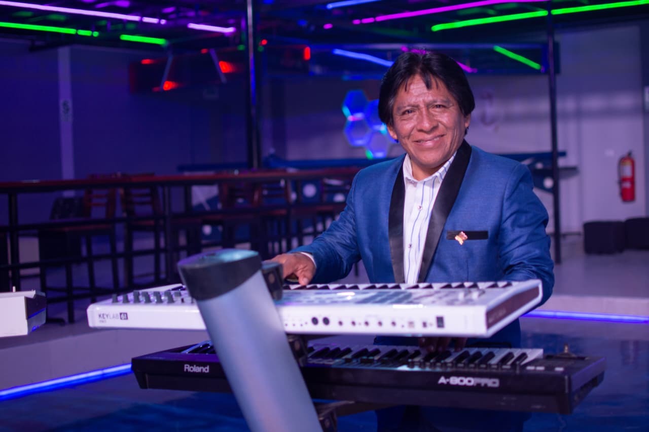 Asegura ser autor de cincuenta canciones