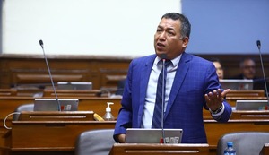 Acusan a congresistas Darwin Espinoza y Kira Alcarraz de intercambiar ‘favores’