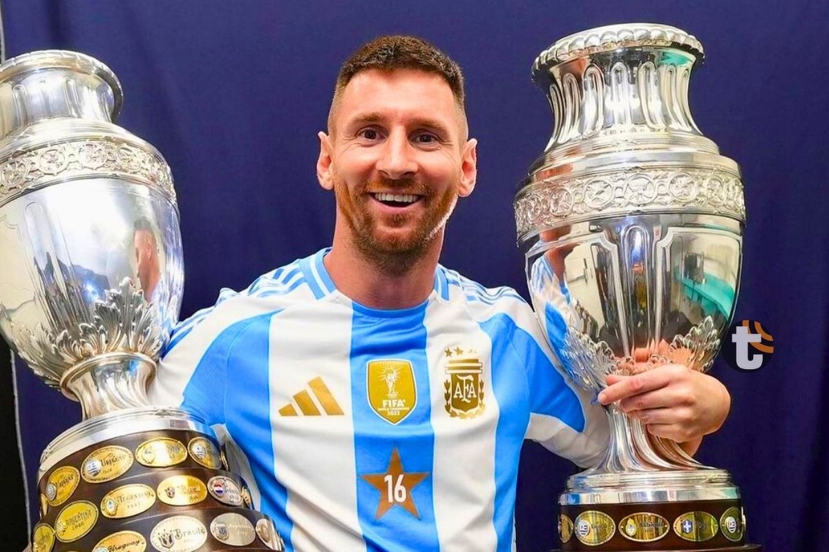 Lionel Messi luce feliz junto a los dos trofeos de Copa América on lo que se despide de esta histórica conpetencia (Foto: @Leomessi)