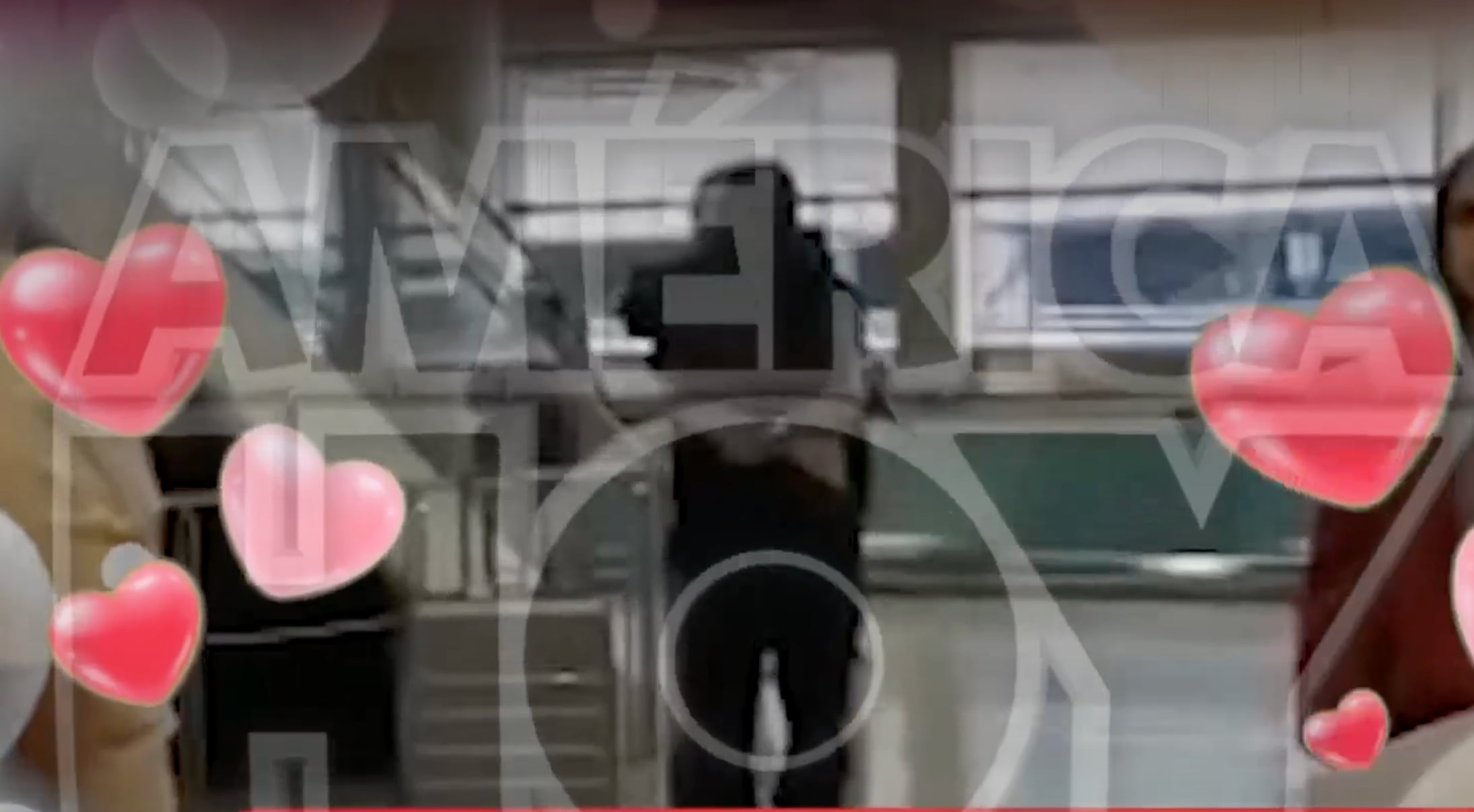 Luciana Fuster y Juan Morelli se encuentran en el aeropuerto