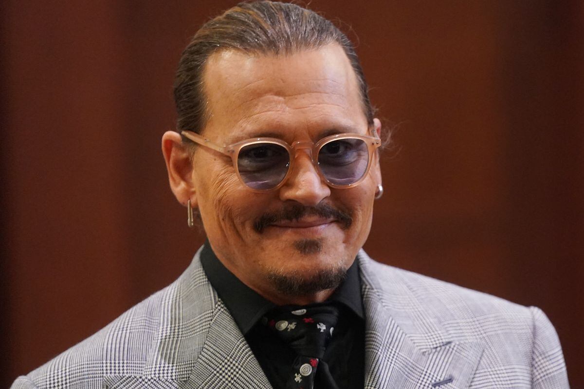 Johhny Depp regresando de un descanso durante el juicio por difamación de 50 millones de dólares en el Tribunal de Circuito del Condado de Fairfax el 19 de mayo de 2022 (Foto: Shawn Thew / AFP)