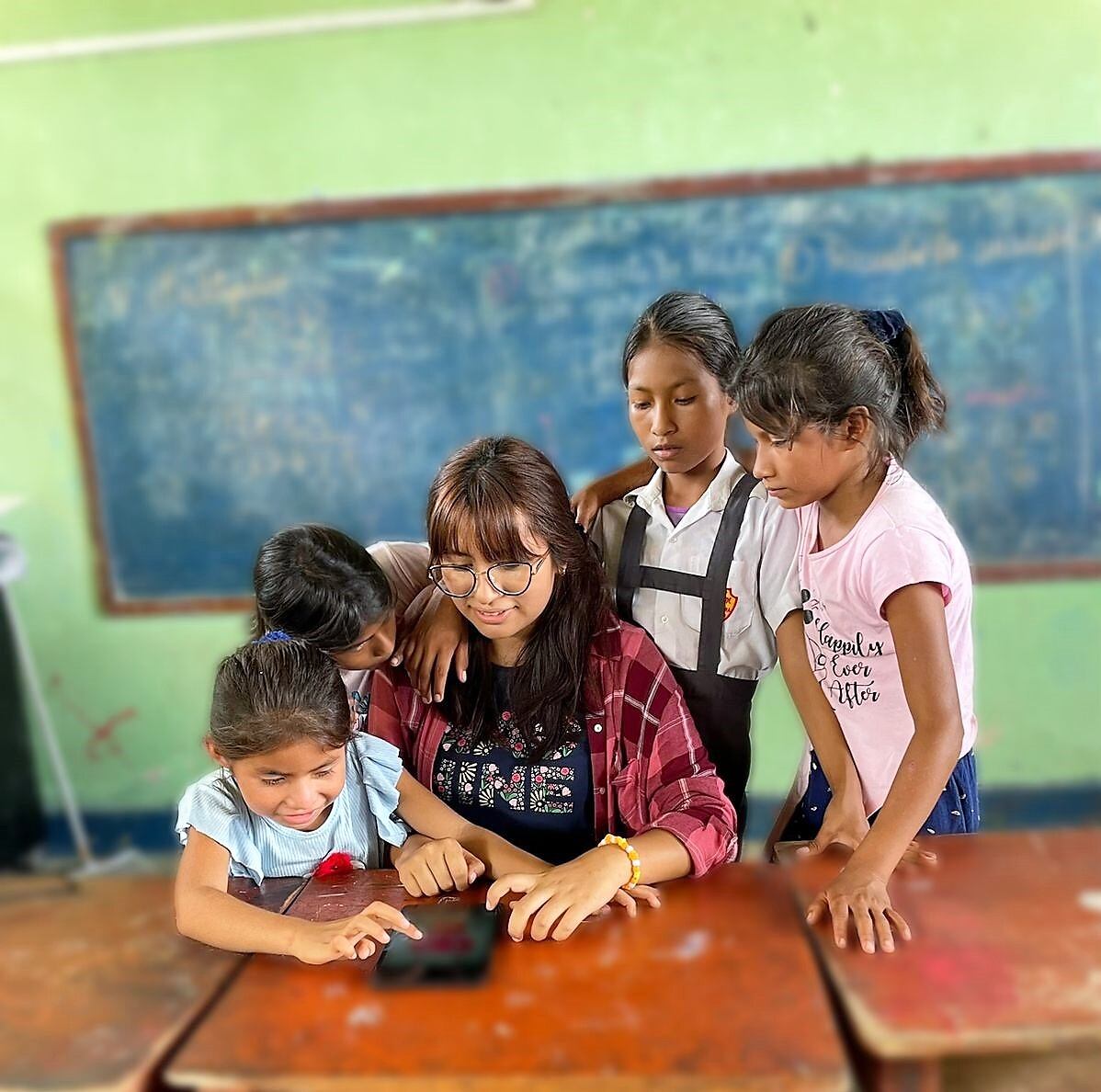 Loreto: Alumnos de primaria del centro poblado San Antonio disfrutan junto a su profesora Keytlin García esta nueva manera divertida de aprender. (Foto Pronabec)
