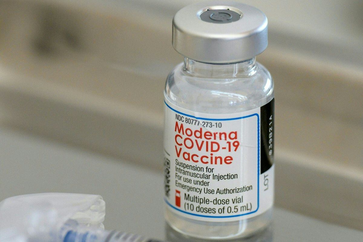 Un frasco de la vacuna Moderna contra el COVID-19 y jeringas están preparados en una clínica de vacunación emergente en el Centro Comunitario Judío en el distrito de Staten Island de la ciudad de Nueva York (Foto: Angela Weiss / AFP)