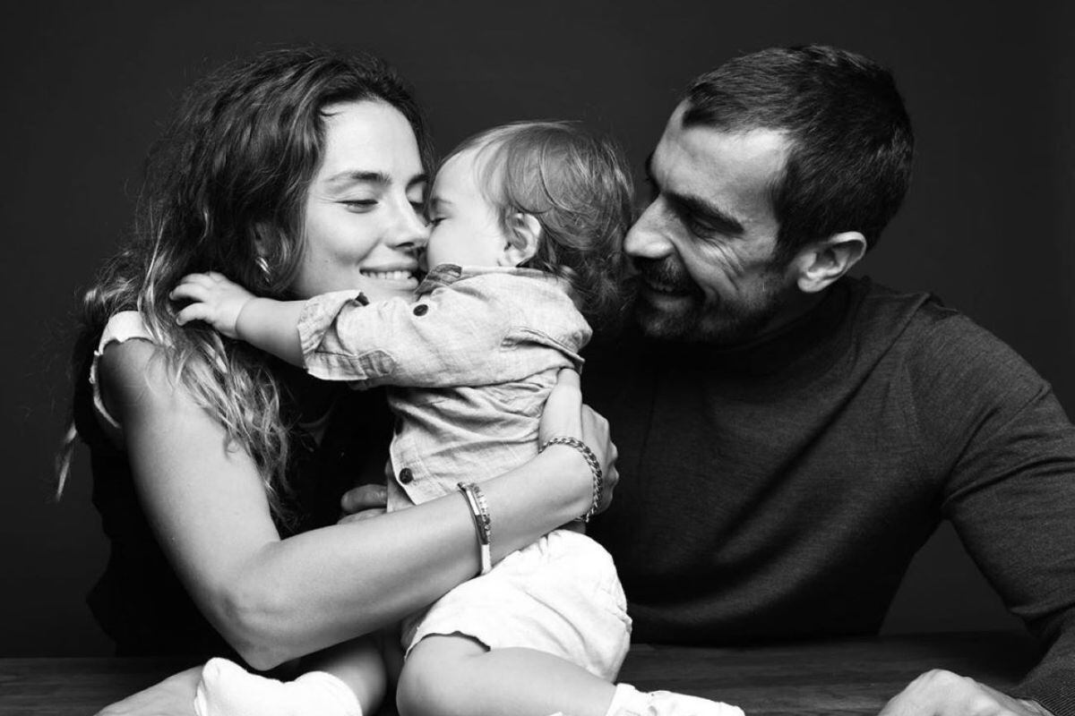 İbrahim Çelikkol y Mihre Mutlu junto a su hijo Ali, en una sesión de fotos (Foto: İbrahim Çelikkol/Instagram)