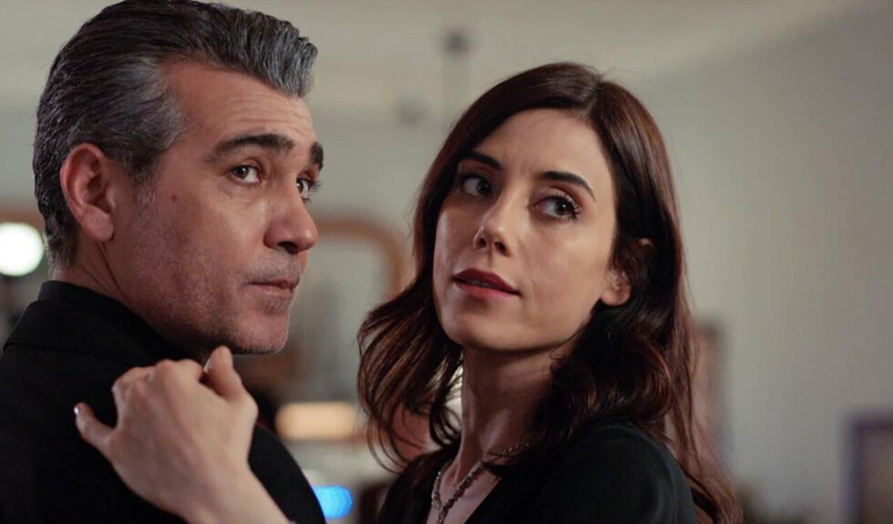 La telenovela turca "Infiel" está protagonizada por Cansu Dere y Caner Cindoruk (Foto: Medyapım)
