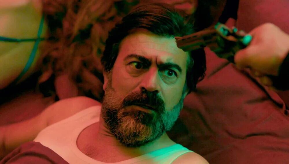 Hakan asusta a Abdülkadir en "Tierra amarga" (Foto: Tims & B Productions)