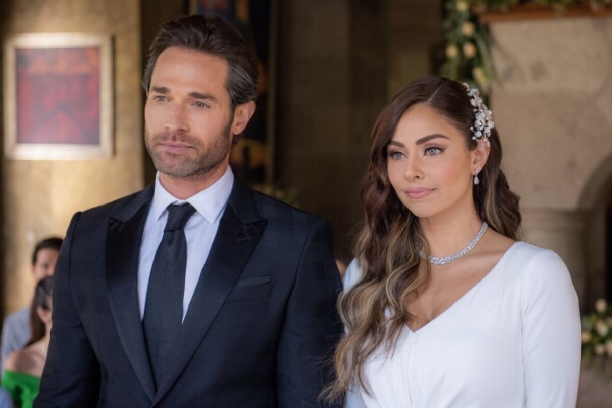 Los actores Sebastián Rulli y Claudia Martín protagonizan esta telenovela (Foto: TelevisaUnivision)