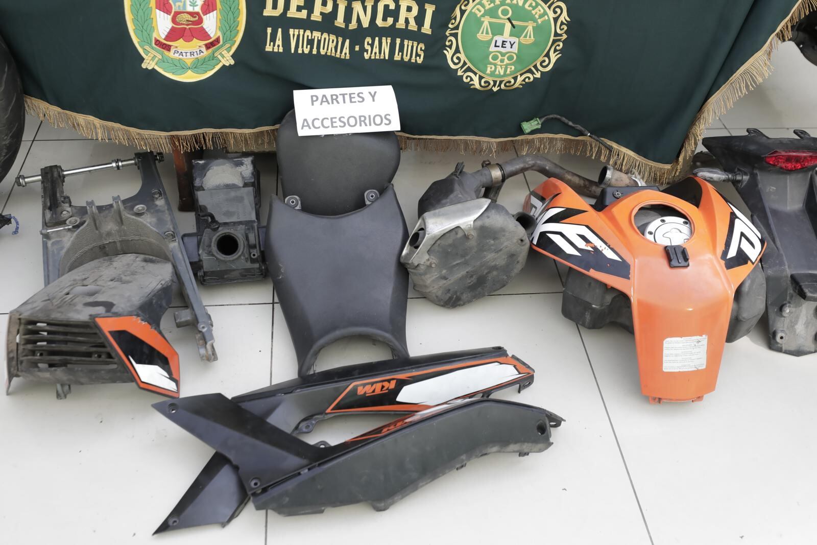 Accesorios de la moto que se hallaron en casa de la mujer. | Foto: Jessica Vicente