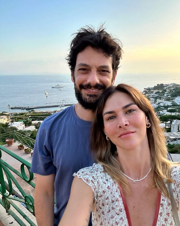 Elías Maya junto a su esposa Anahí de Cárdenas. Ambos se casaron en 2022.