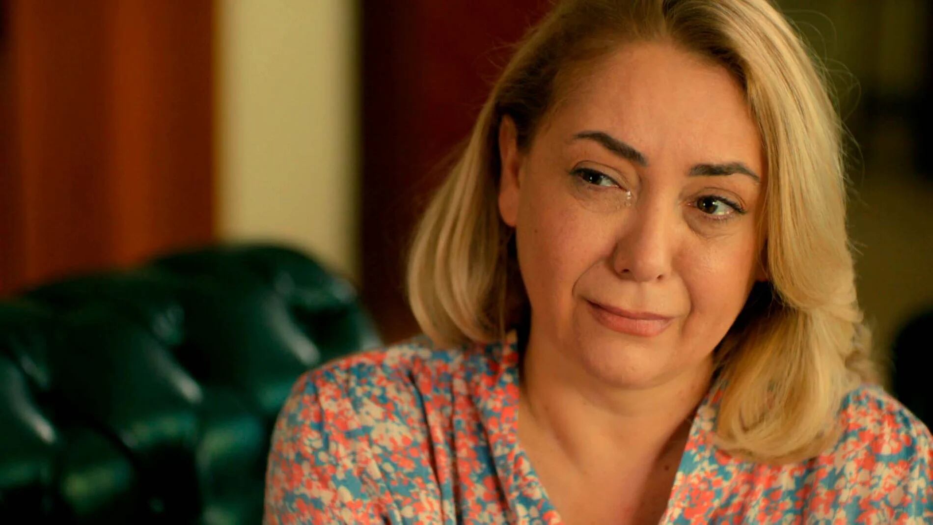 Sermin está muy desconsolada al saber que tendrá que limpiar las calles para ganar dinero (Foto: Tims & B Productions)