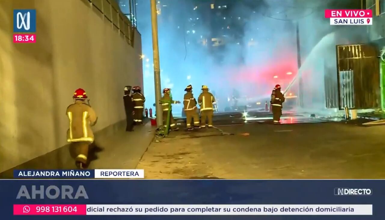 Más de 15 unidades de bomberos trabajan para apagar el incendio en almacén en San Luis.