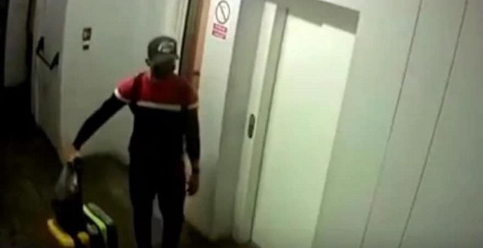 Cámaras captaron ingreso y salida del asesino.