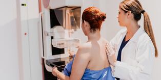 A partir de los 40 años, la mamografía es obligatoria y debe realizarse de forma anual. Este examen permite detectar a tiempo anomalías y prevenir un posible cáncer de mama. Foto: iStock.