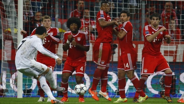 Manuel Neuer esperaba el bombazo, pero Cristiano anotó por debajo de la barrera. Pizarro es uno de los que salta. (Reuters)