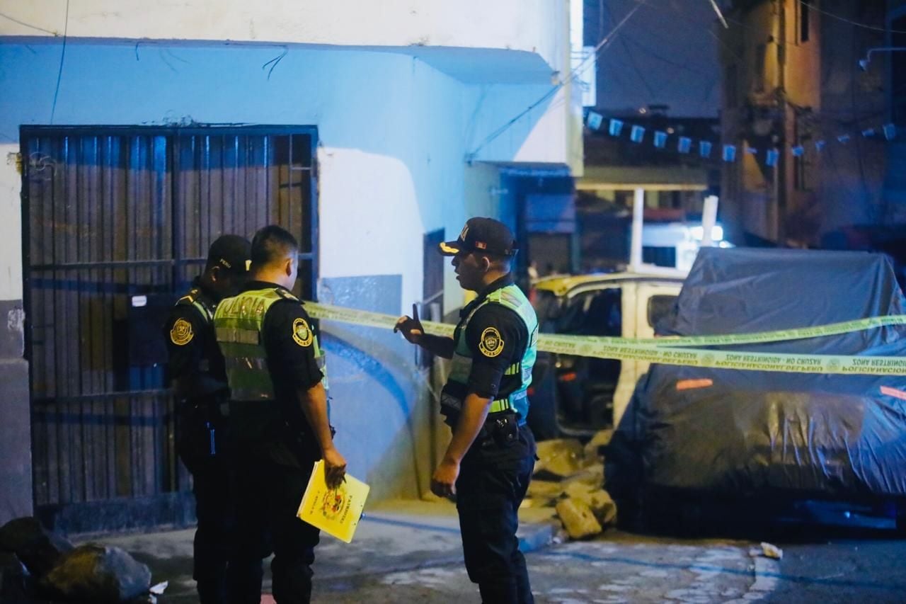Balean a dos hombres mientras bebían en un bar ubicado en la calle Mariscal Castillo en el Rímac. Ambos fueron llevados al hospital. Fotos:@photo.gec