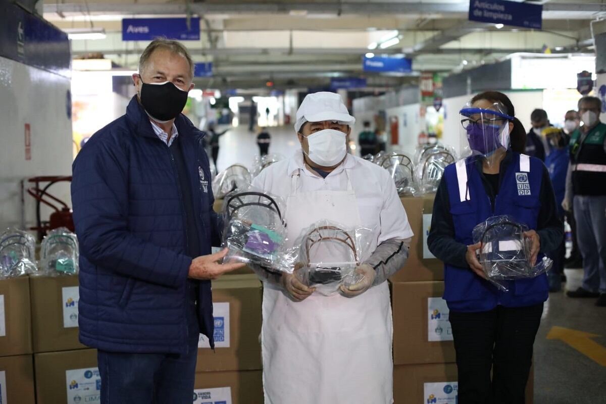 Con estos equipos los trabajadores evitarán que hagan contacto involuntario con sus ojos, boca y nariz. (Foto: Britanie Arroyo/GEC)