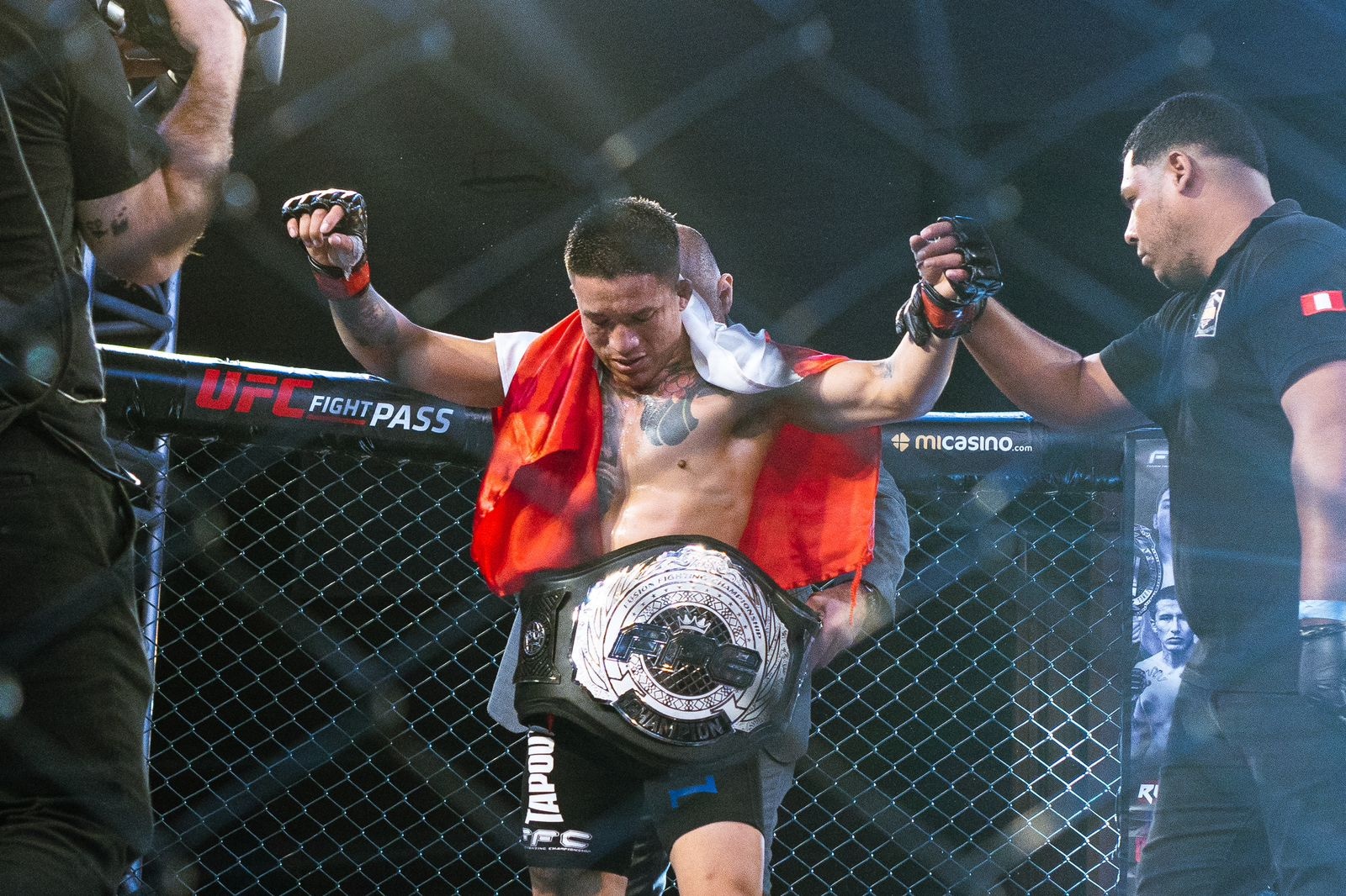 Marco Muñoz se coronó campeón del FFC, con tremendo triunfo sobre el 'Rayo' Martínez. (Difusión)