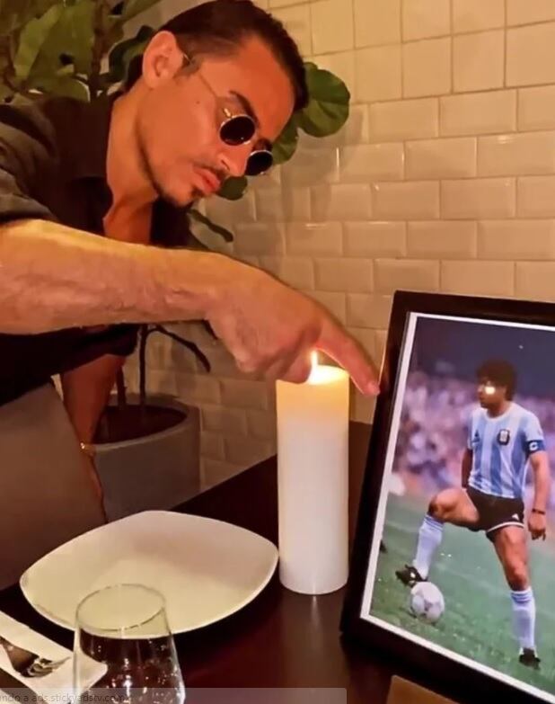 El chef turco que le reservó una mesa "para siempre" a Diego Maradona tras conocer su deceso. (Foto: @nusr_et)