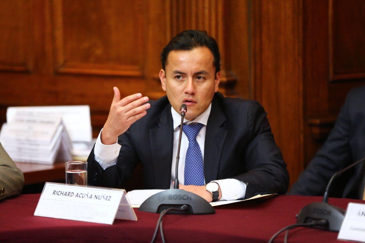 El exparlamentario aparece por encima de políticos, empresarios y lideres de opinión.