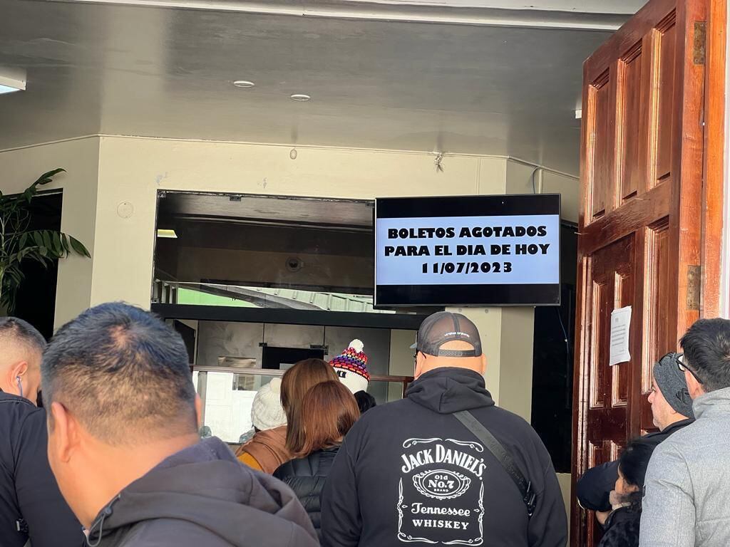 Cientos de visitantes se quedaron con las ganas de llegar a la Maravilla Mundial.