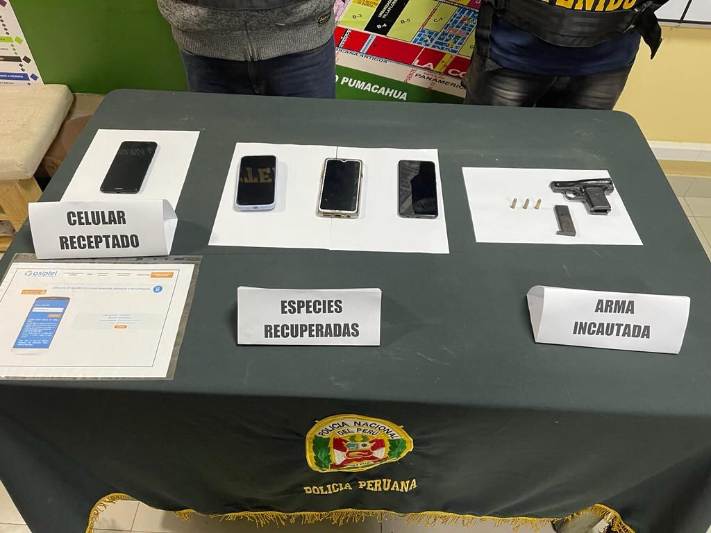 Presuntos delincuentes, que serían de la banda 'Los Fierreros de Laderas', son atrapados por policías de la comisaría de Laderas de Villa y moradores.