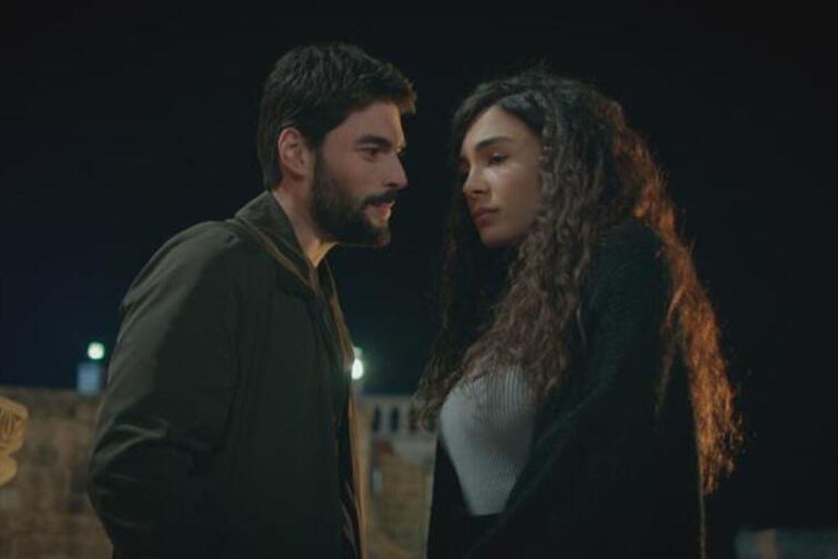 Akın Akınözü (Miran Aslanbey) y Ebru Şahin (Reyyan Şadoğlu) en una escena de "Hercai" (Foto: Mia Yapım)