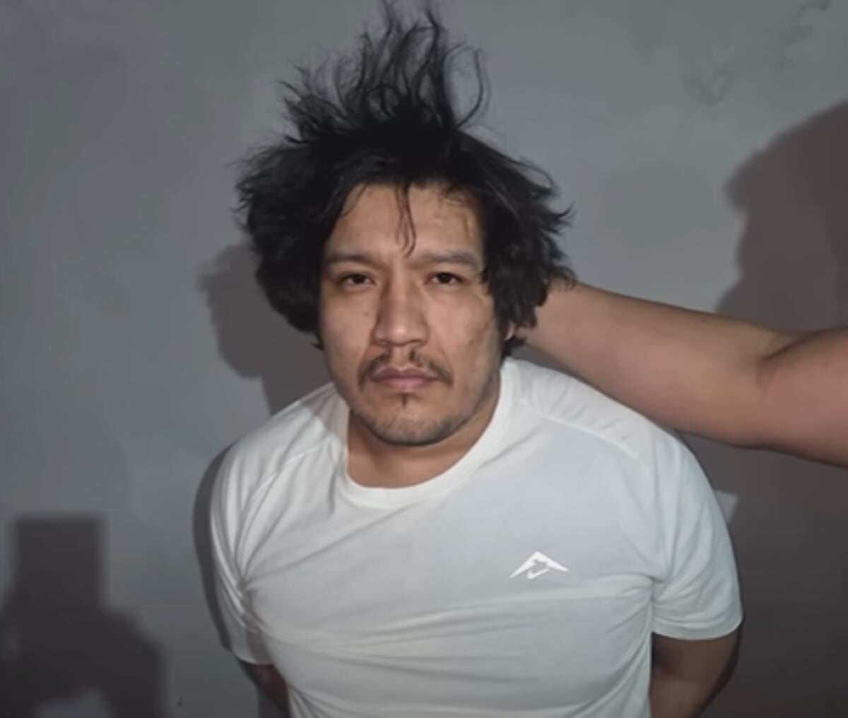 Otra fotografía tomada por las autoridades el día de su captura. Había modificado su aspecto. Se hizo crecer el cabello y, según la Policía, se habría realizado algunos retoques en el rostro.