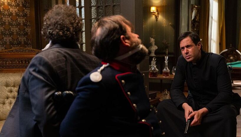 Camilo amordaza a Alonso y a Conrado en la telenovela "La promesa" (Foto: RTVE)