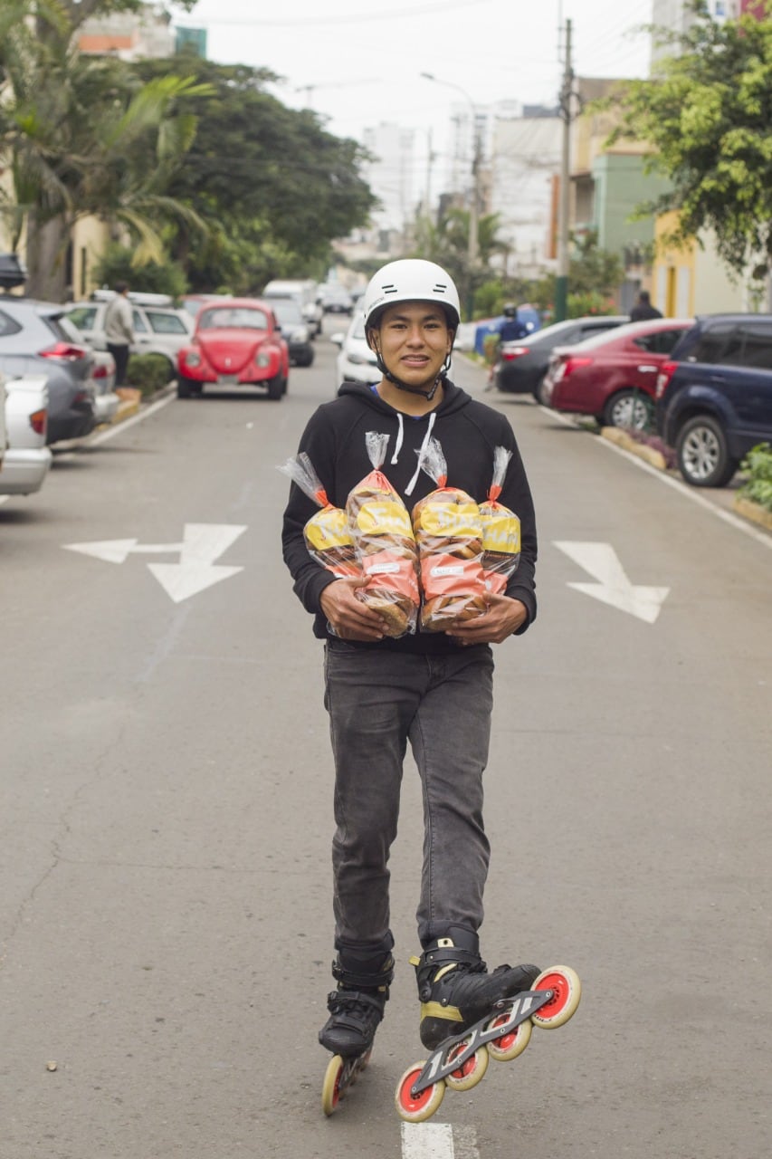 Este nuevo emprendimiento de Brian tuvo gran acogida y reparte sus productos en sus patines.
Foto: Violeta Ayasta.