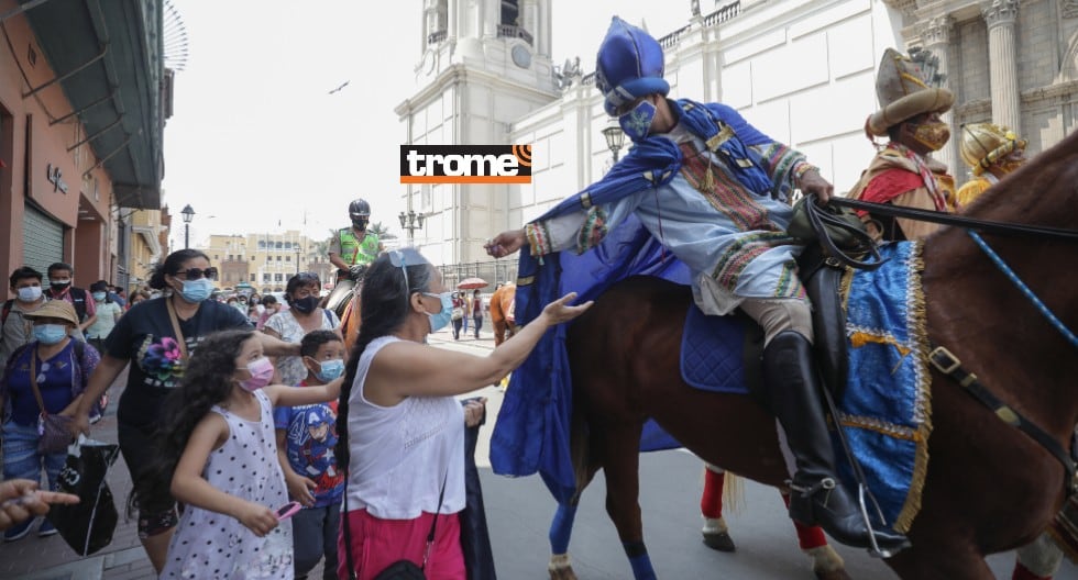 Policías realizan representación de la Bajada de Reyes en Lima. (Entrevista: Isabel Medina / Trome / Fotos: Britanie Arroyo)