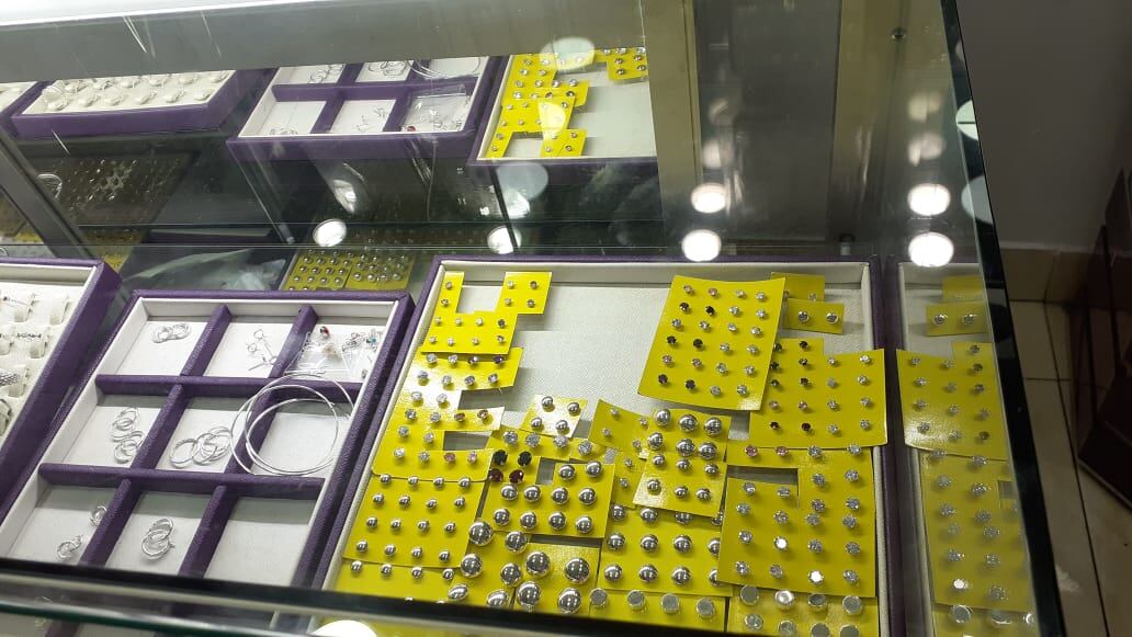 La ladrona se paseó por cuatro tiendas de la galería Guizado, ubicada en la cuadra 5 del jirón Huallaga, y mientras preguntaba por el precio de algunas joyas fue robando costosas piezas de plata. (foto: Mónica Rochabrum/Trome)