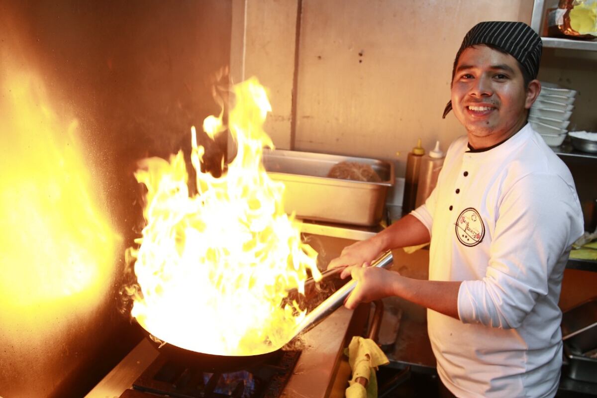 Emprendedor tiene platos, como: 'Cevichatto’, el ‘Sudado del Chato’ o el ‘Chaufa del Metro y Medio’. Foto: Allengino Quintana
