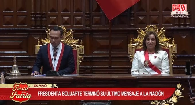 Dina Boluarte esboza una sonrisa al saber cuánto tiempo duró su discurso por Fiestas Patrias.