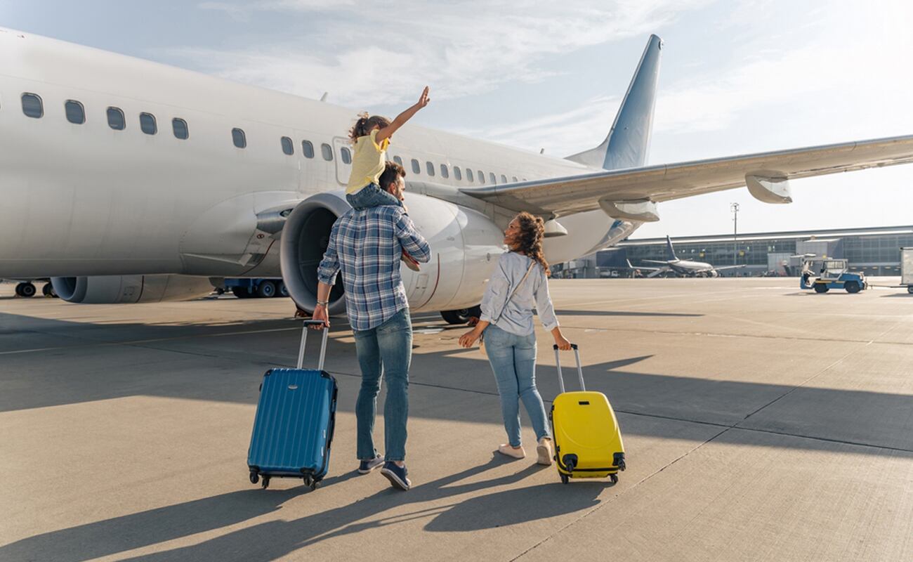 Si los menores viajan con ambos padres no requieren de un permiso para salir del país. (Foto: Shuttestock)