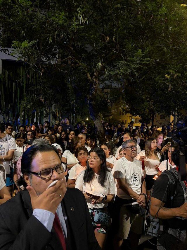 Vecinos y otras personas se congregaron en Camino Real para honrar a la campeona de buceo. (Fotos: Lady Gamarra)