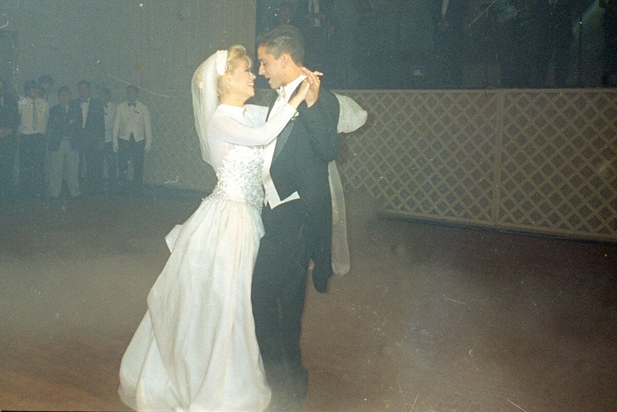 Gisela Valcárcel bailando feliz el día de su matrimonio religioso con Roberto Martínez. La ceremonia considerada como la boda del año se transmitió por televisión nacional generando un gran rating. (Foto GEC Archivo Histórico)