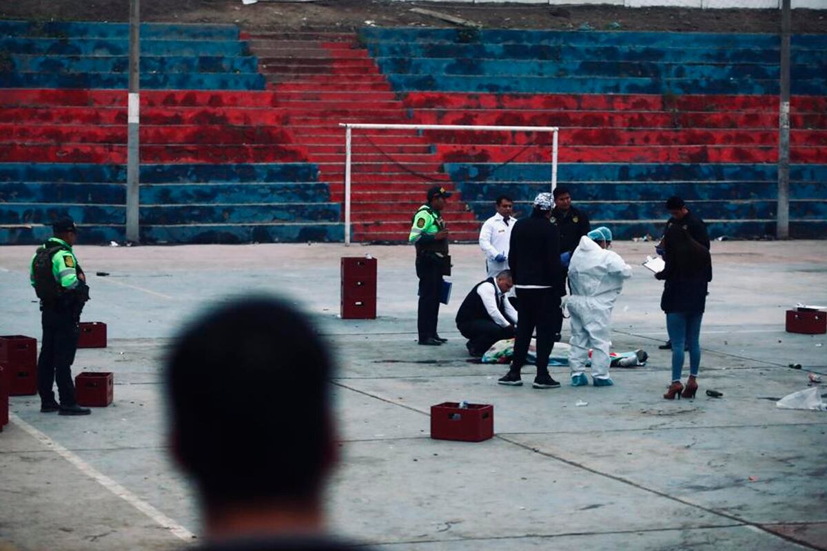 En concierto chicha, extorsionadores balean a los asistentes. Dos mujeres mueren y más de veinte heridos. El hecho ocurrió en Villa maria del triunfo.
Fotos: César Grados/@photo.gec