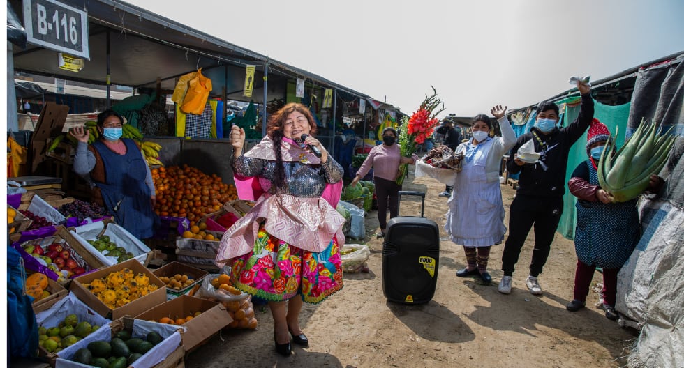 A la par de su negocio vendiendo tomates, disfruta de su gran pasión, la música. (Foto: GEC / Allengino Quintana)