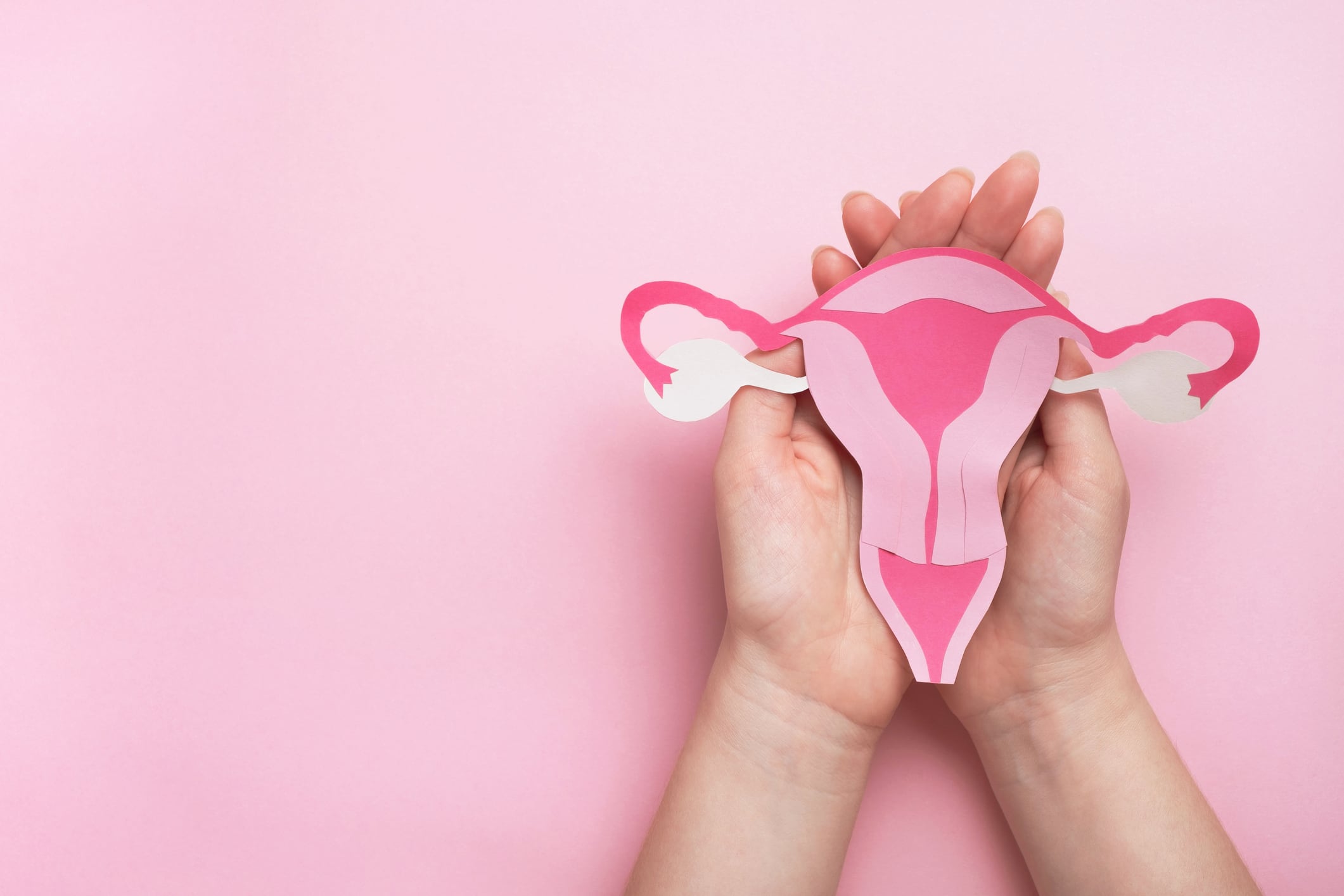 Entre los síntomas están sangrado vaginal fuera de lo habitual y flujo inusual con mal olor, espeso o acuoso. Foto: Istock