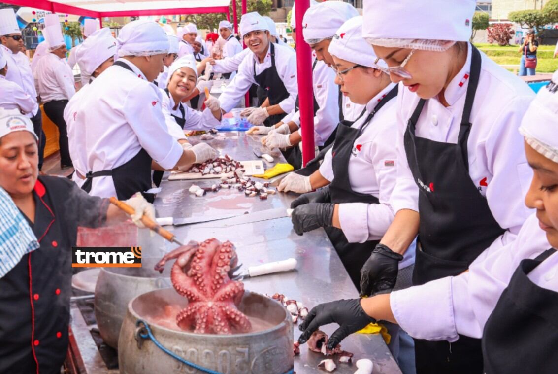 Perú en nuevo récord gastronómico con el 'Parihuelazo 2025'. Cocineros del distrito de José Leonardo Ortiz en Chiclayo prepararon la 'parihuela más grande del mundo'. (Foto composición: Isabel Medina / Trome),