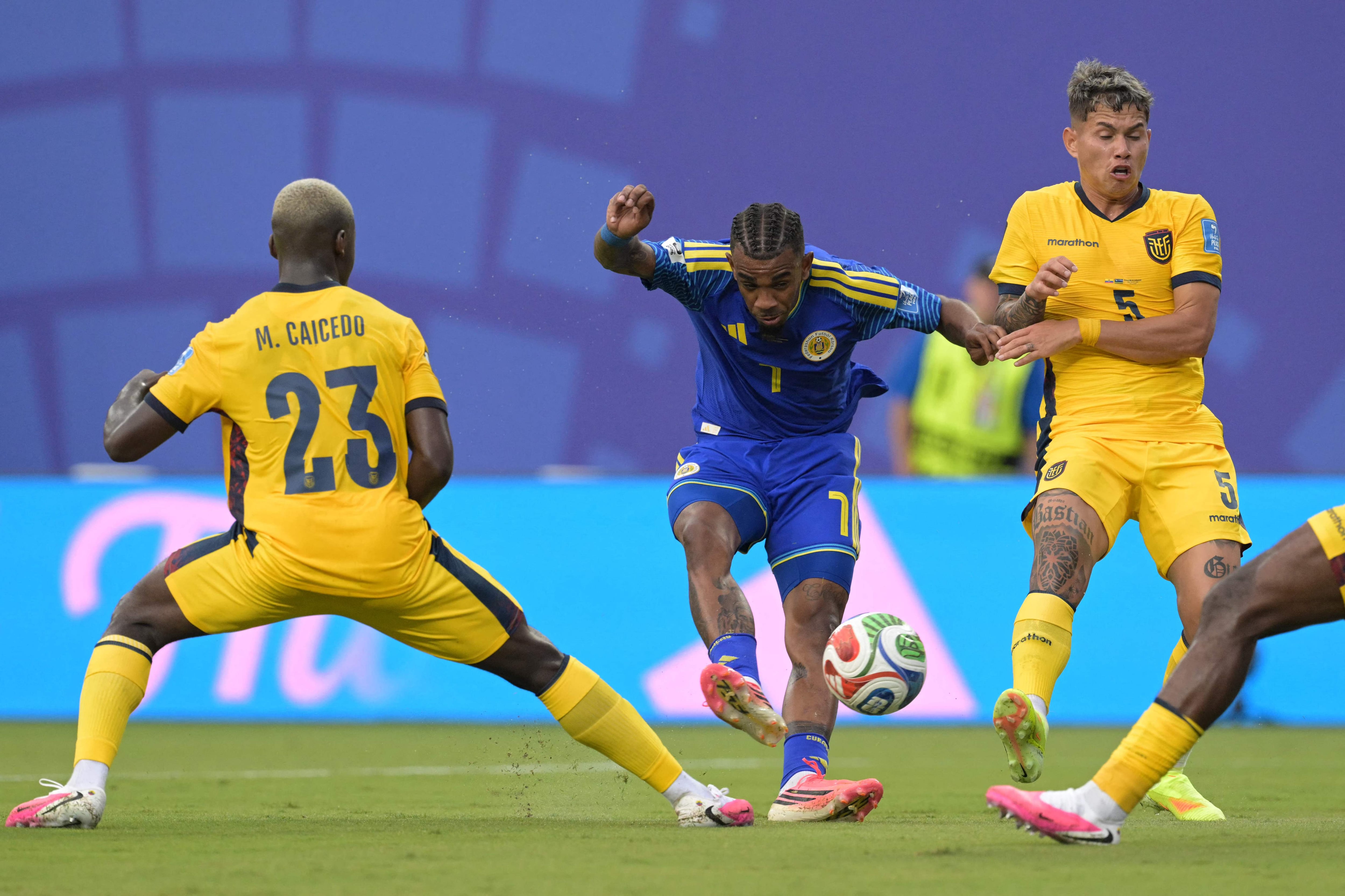 Juninho Bacuna salió lesionado del campo en el Ecuador vs. Curazao. (Photo by JUAN MABROMATA / AFP)