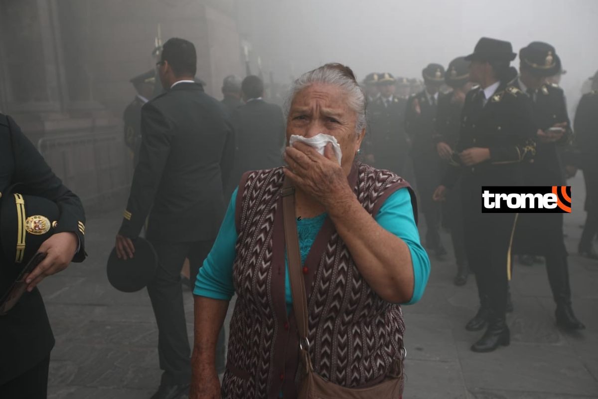 Se registró un amago de incendio al costado de la catedral de Lima. Esto provocó una gran humareda en la plaza de armas de Lima. Fotos : jorge.cerdan/@photo.gec