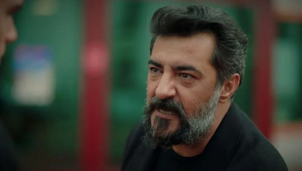 Akif humilla a Kaan en la telenovela turca "Hermanos" (Foto: NG Medya)